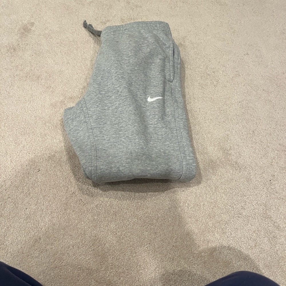 Men’s medium Nike Heather gray sweatpants. In excellent condition.